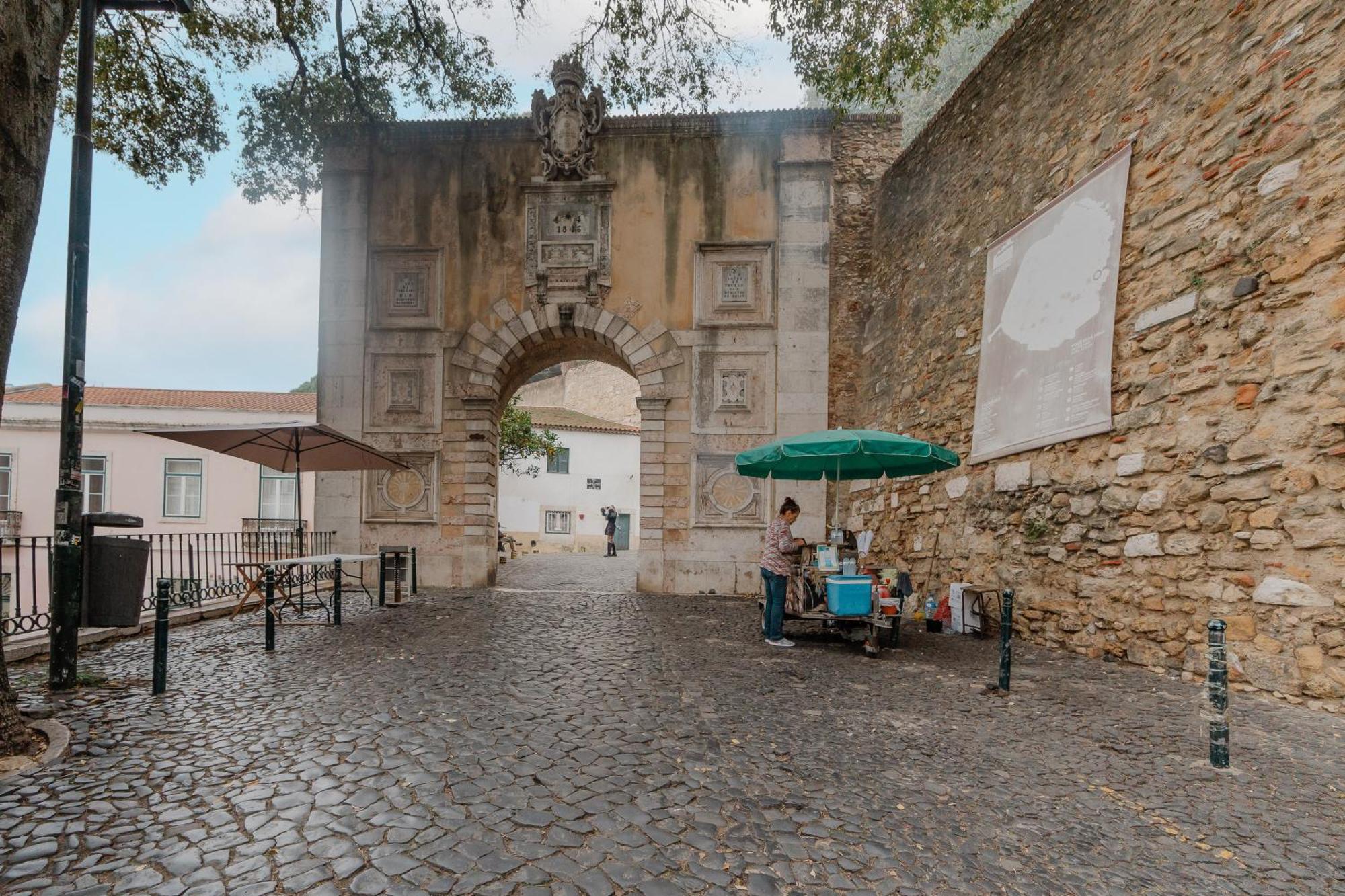 Stylish Getaway In A Mezzanine Flat By The Castle Apartment Lisboa Ngoại thất bức ảnh